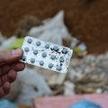 Medicamentos tambm foram encontrados no lixes clandestinos.(Foto:Juliano Pereira)
